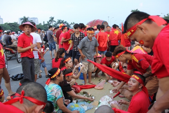 Rực màu cờ trên sân Mỹ Đình lúc này ảnh 7